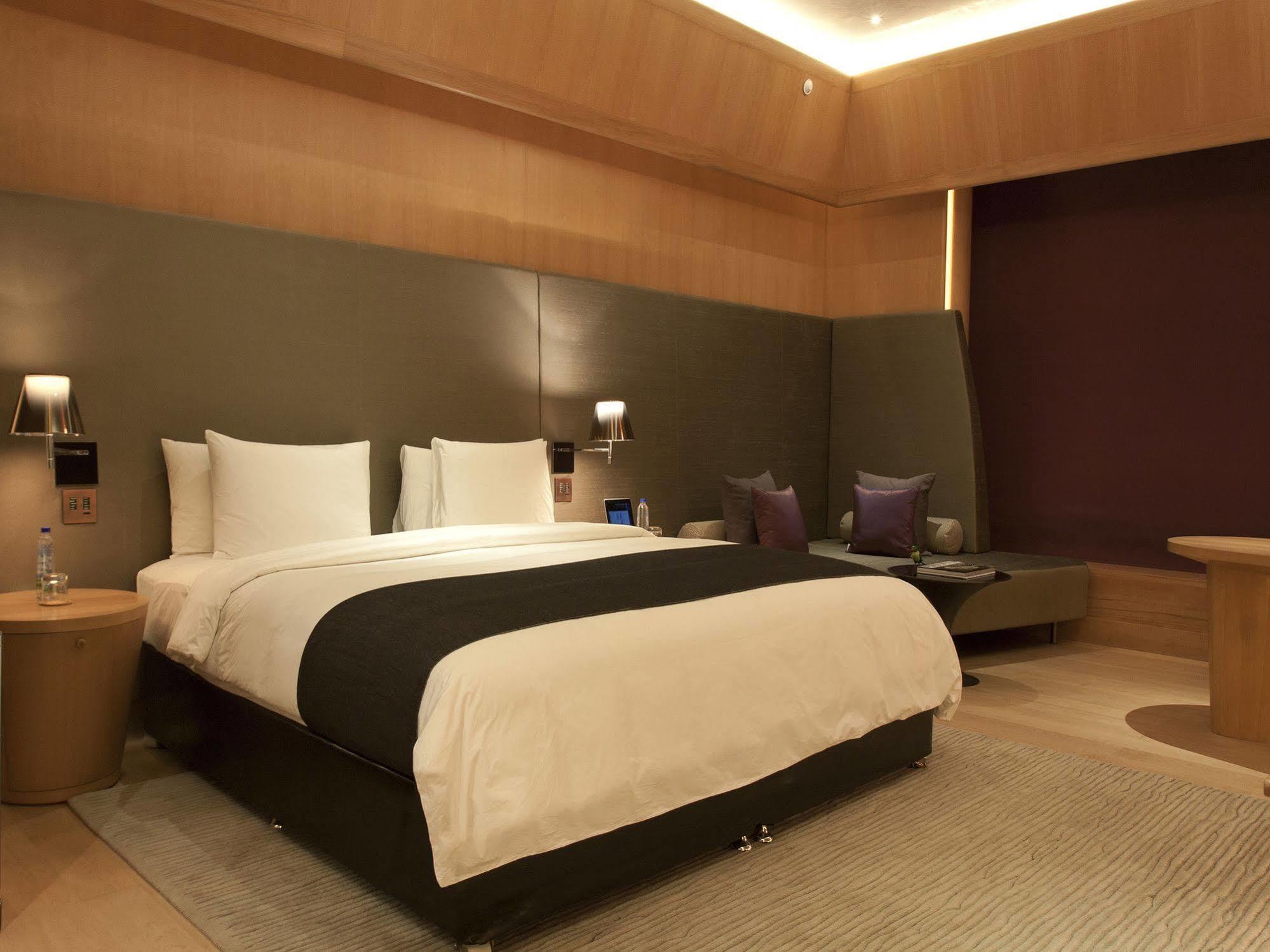The Roseate Hotel New Delhi Exterior photo
